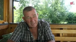 Ibro Loznica (75) tokom cijele godine priprema drvene štapove i dijeli ih učesnicima Marša mira